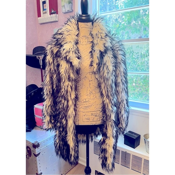Luxurious Vintage Faux Fur Coat in Black and White - Picture 9 of 14